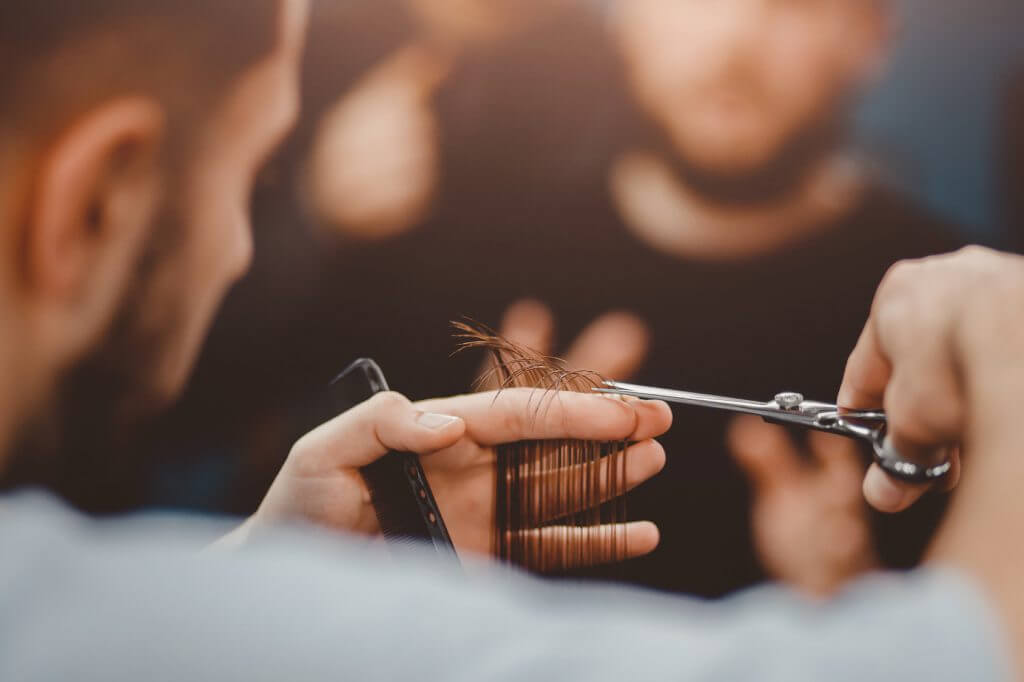 メンズカットする理容師と美容師