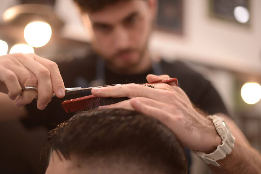 ツーブロックにカットする理容師