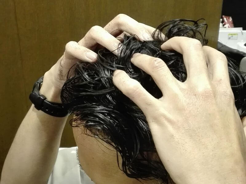 ヘアトニックをつける男性