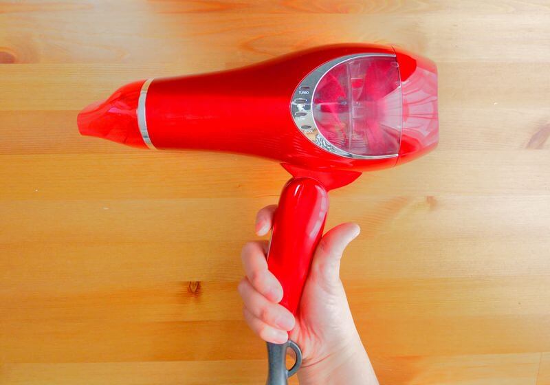 ドライヤーをもつ理容師の手