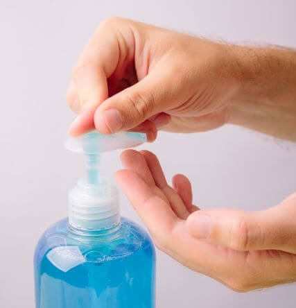 ボトルから出るシャンプー