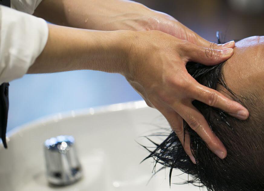 ヘッドスパをする男性
