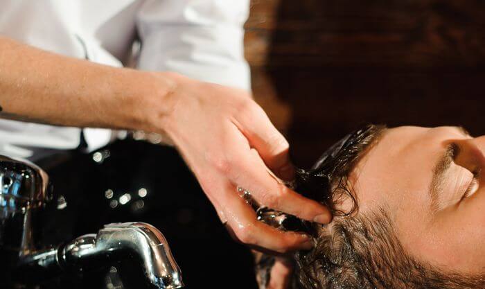 頭皮クレンジングする男性