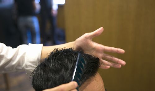 セットのコツを教える理容師