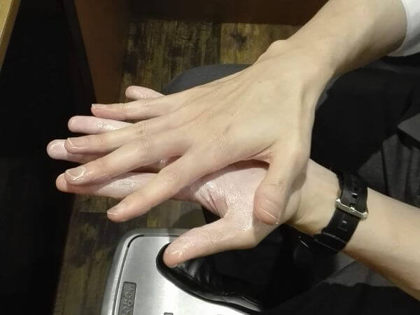 ワックスを手で伸ばしているイメージ