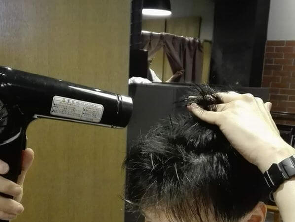 ドライヤーで髪の根元を立ち上げるイメージ