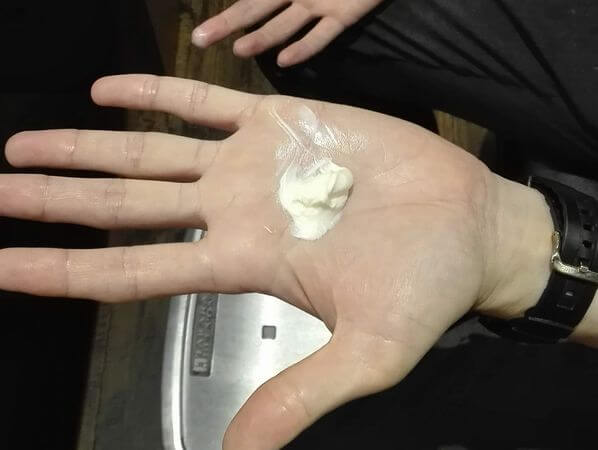 ワックスをのせた手のひら