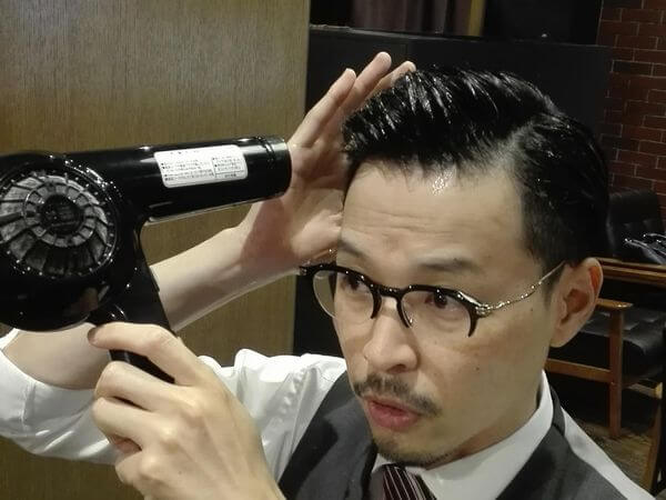 ドライヤーをあてるイメージ