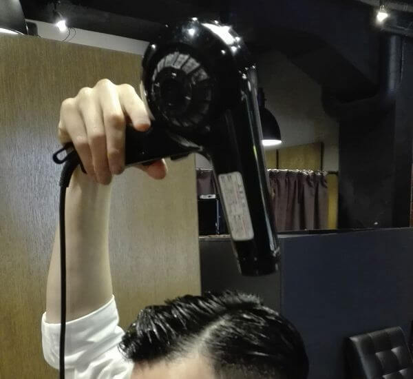 ドライヤーを上から当てる