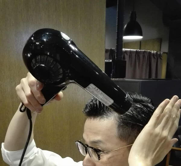 ドライヤーを横からそっと当てる
