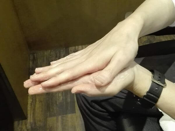 両手をすり合わせジェルを伸ばすイメージ