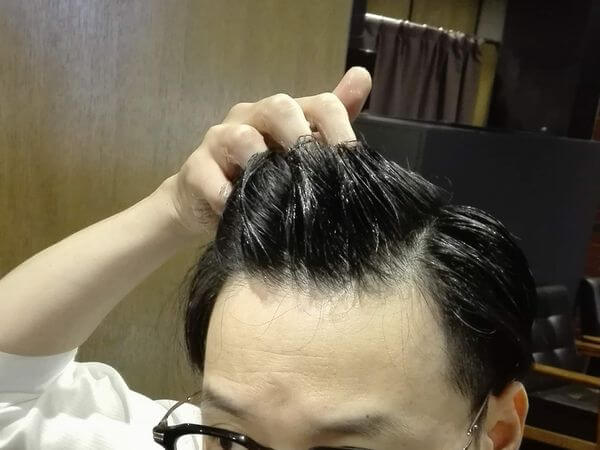 前髪にジェルをつけるイメージ