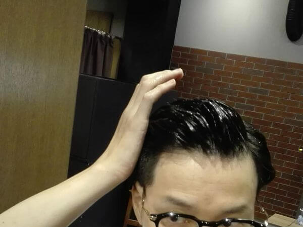 髪の毛全体にジェルをつけるイメージ