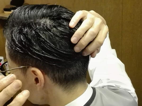 後ろに流してきた髪をまとめるイメージ