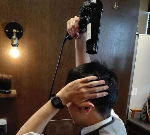 ドライヤーを使い髪を乾かすイメージ