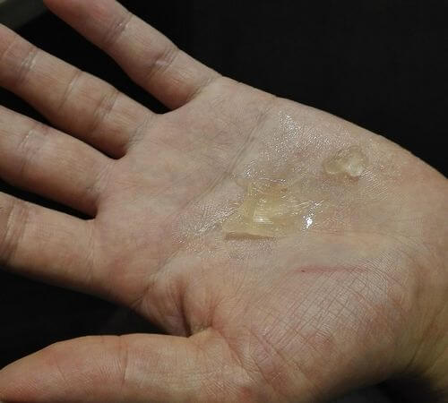 グリースを手のひらに乗せているイメージ