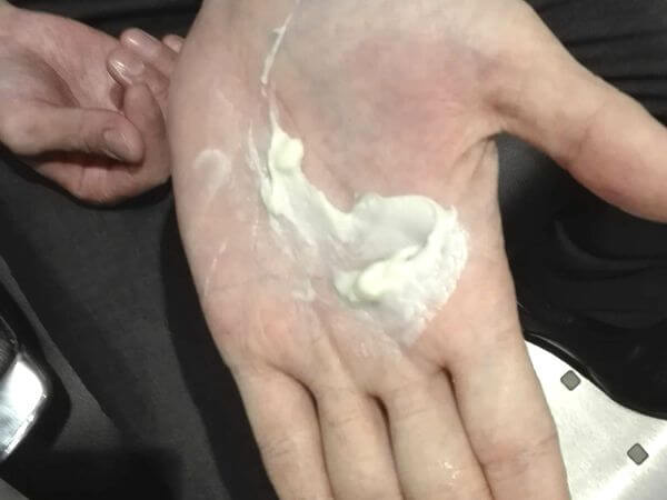 ワックスを手に取るイメージ