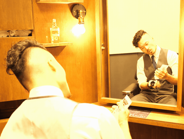 首を傾けたままジェルを取る