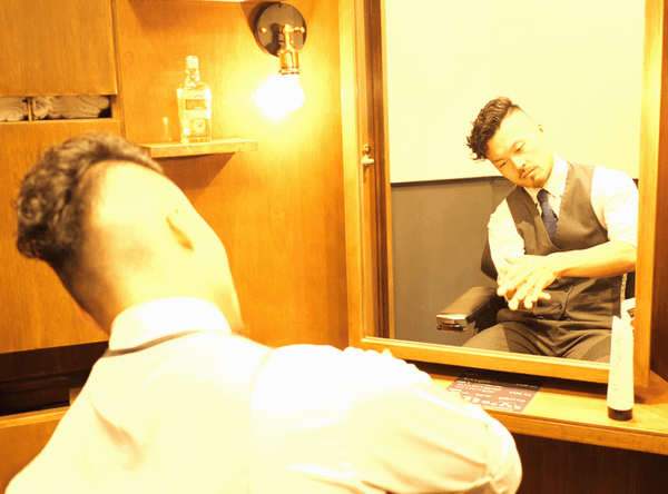 手に取ったジェルを伸ばす