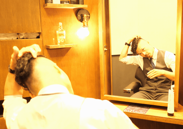 ジェルを髪につける