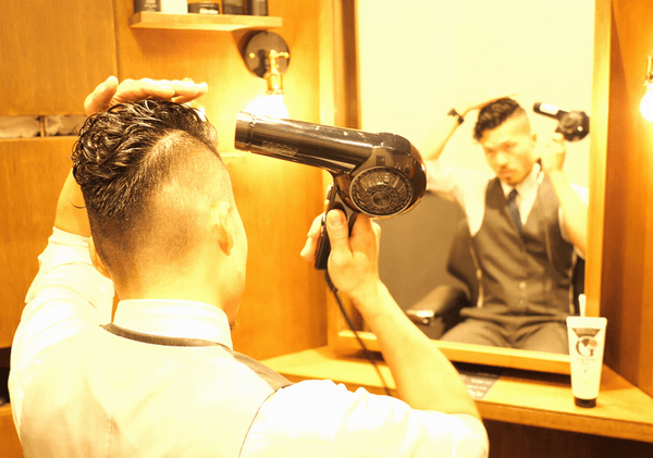 ドライヤーで乾かし、固める