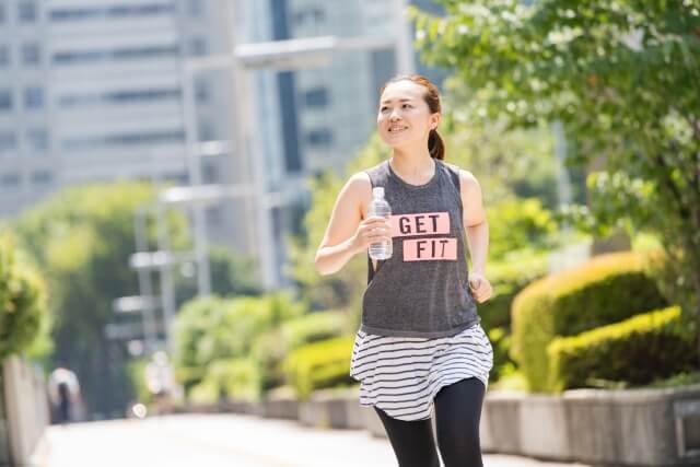 ジョギングしている人