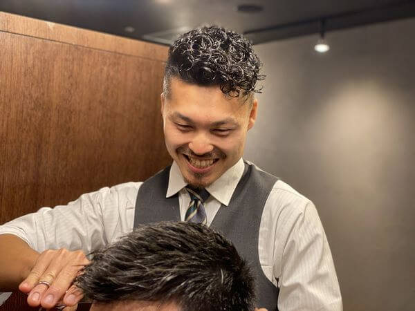 笑顔でカットをしている姿