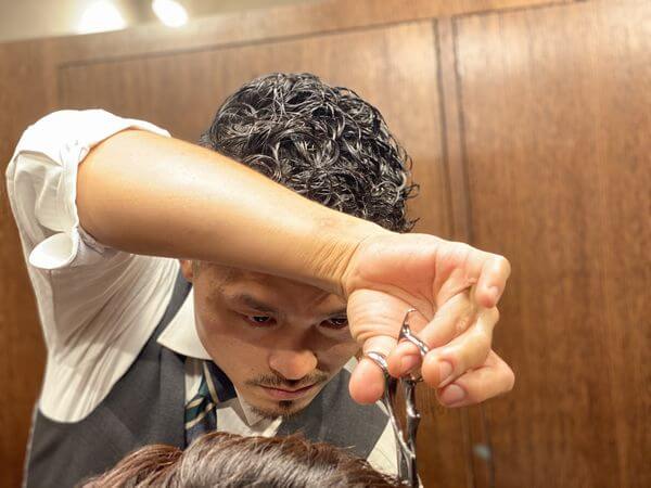 真剣にカットをしている姿