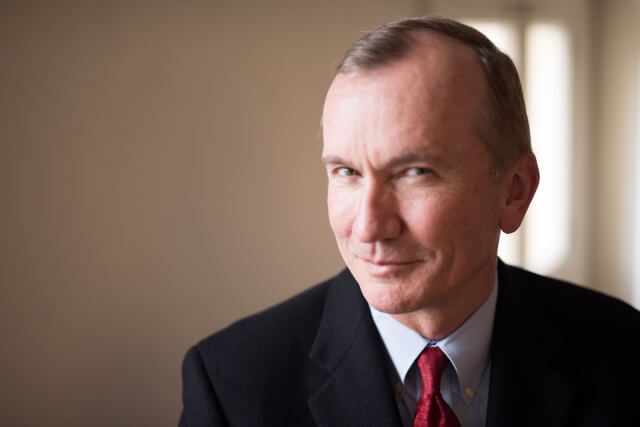 選び方を教える理美容師の男性