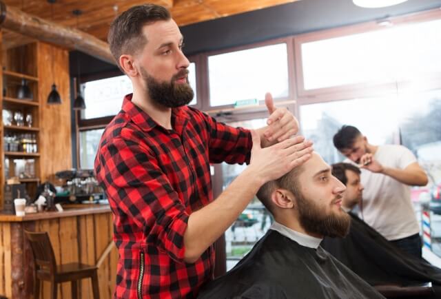 希望の髪型をオーダーする人