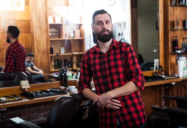 アドバイスをする美容師・理容師