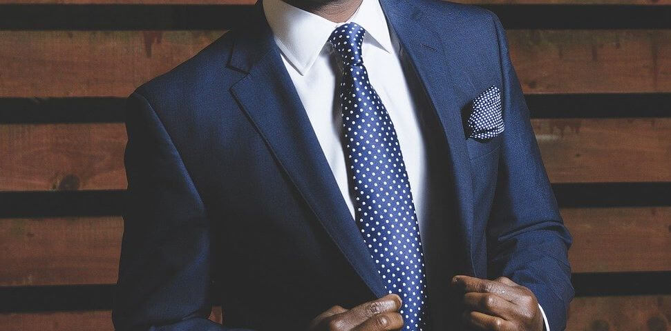 くせ毛の悩みが解決したビジネスマンイメージ