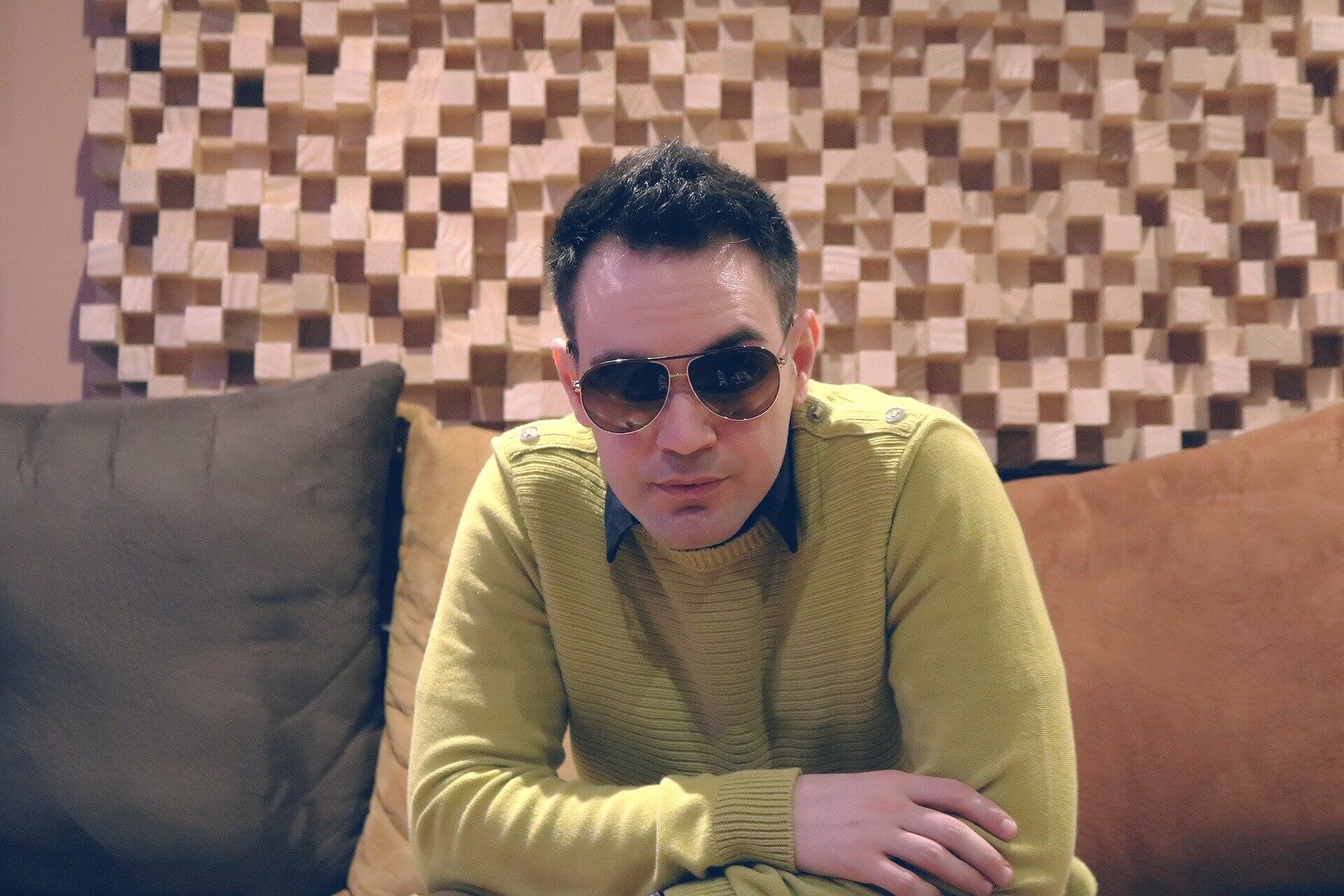 ベリーショートのソフトモヒカンの男性
