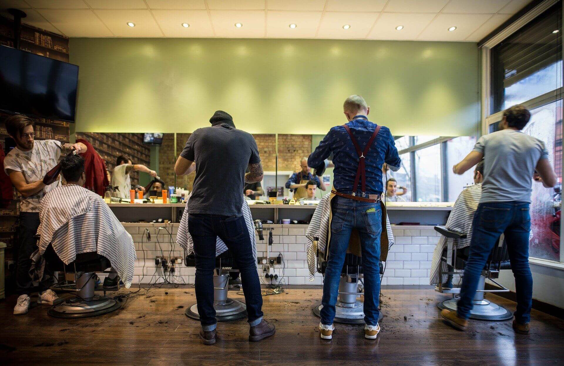 バーバーでカットする男性たち