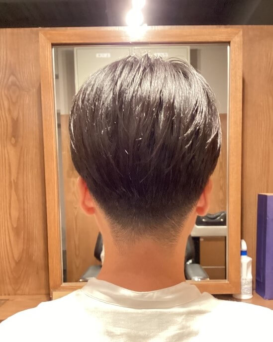 センターパート×刈り上げ