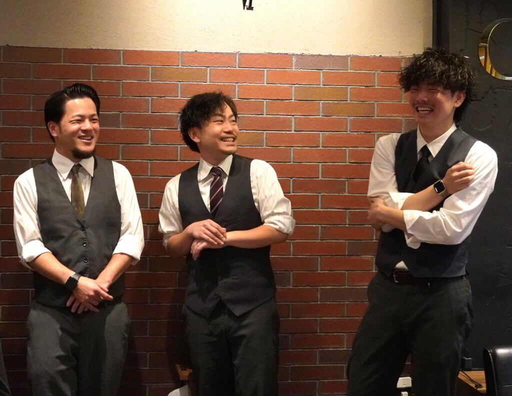 笑顔で雑談するスタイリスト2