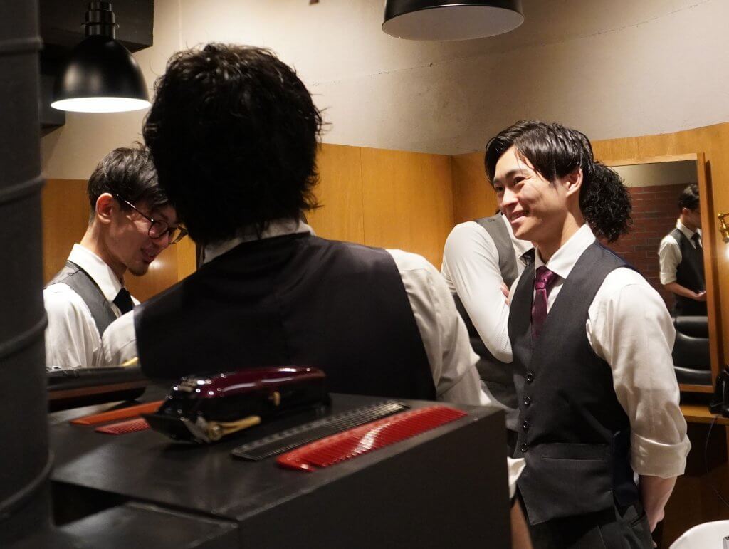 笑顔で雑談するスタイリスト1