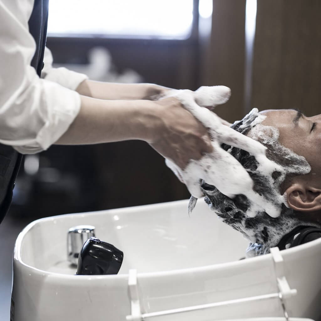 シャンプーをしている男性