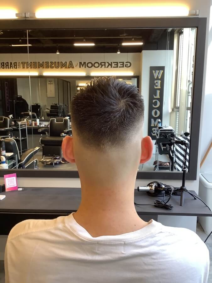 スキンフェードの男性